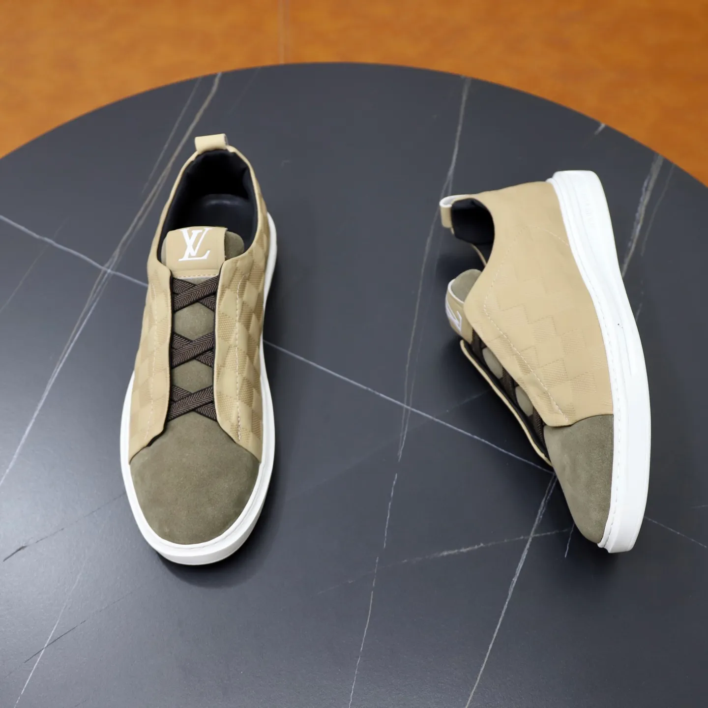 Ex-factory price: 442💰🙅‍♂️🙅‍♂️🙅‍♂️ Brand: LV Louis Vuitton Standard code: 38-44 (45 customized) Grade: Same as the official website Material: Original cowhide material stitching Comfortable and breathable sheepskin lining Lightweight and wear-resistant sports outsole Style category: Men's fashionable casual shoes Running sneakers Distinguished luxury brand elements Top luxury color: actual picture color